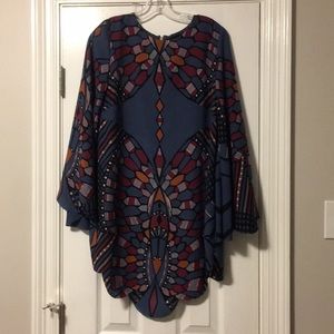 Bell sleeve with scallop edge, hem has same detail